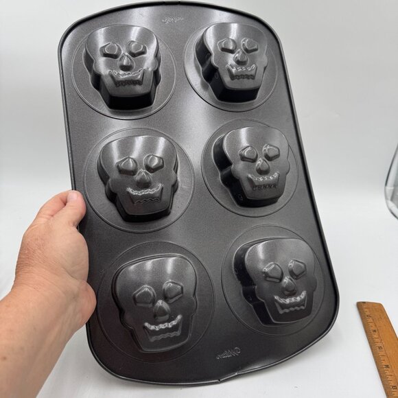 SKULL MINI CAKE PAN 6 Cupcakes Heads Halloween Mold Skeleton Non-Stick Wilton 3D - Picture 5 of 9